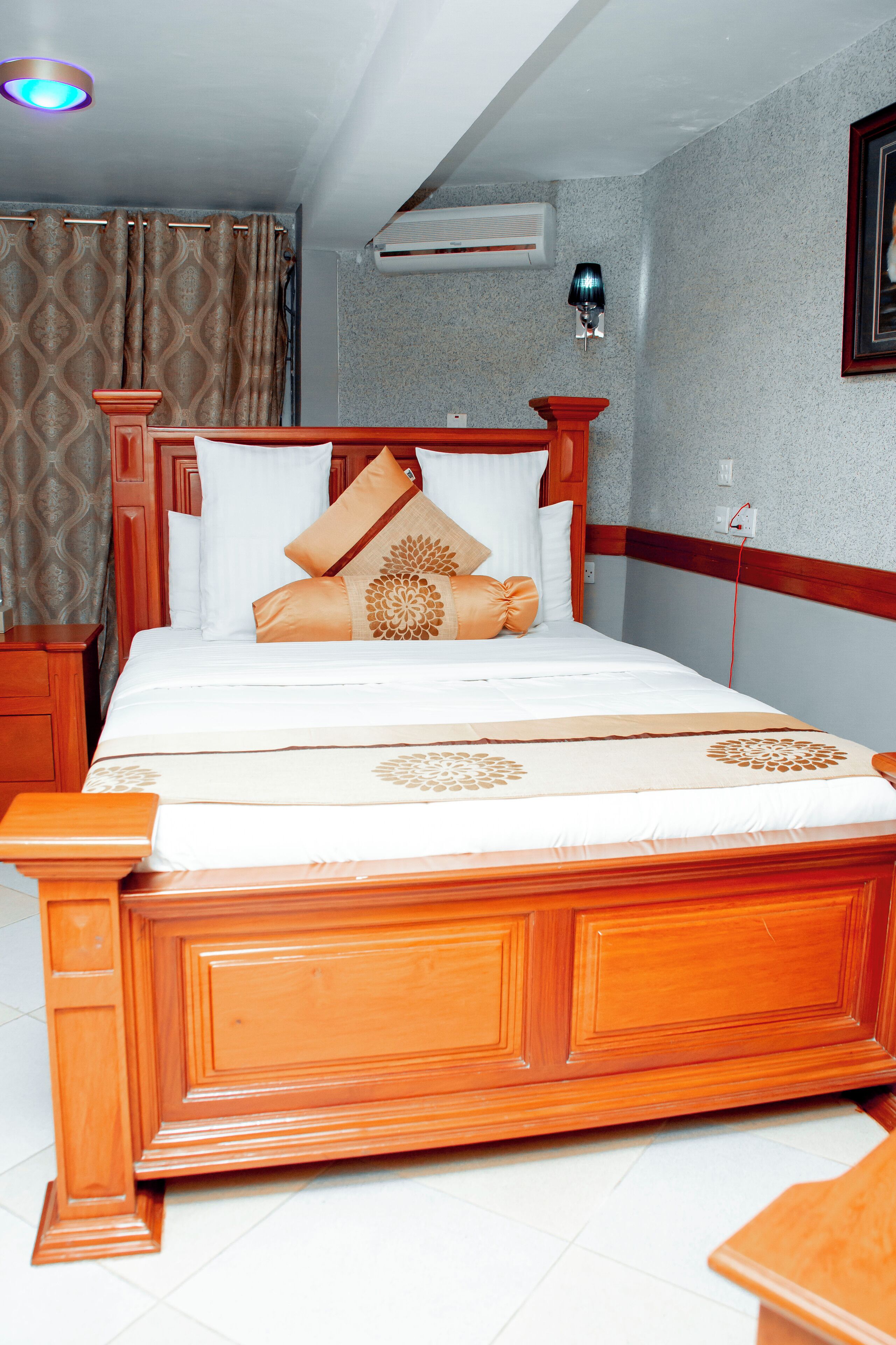 Bar mini, peti besi dalam bilik, meja, langsir/tirai gelap terus 