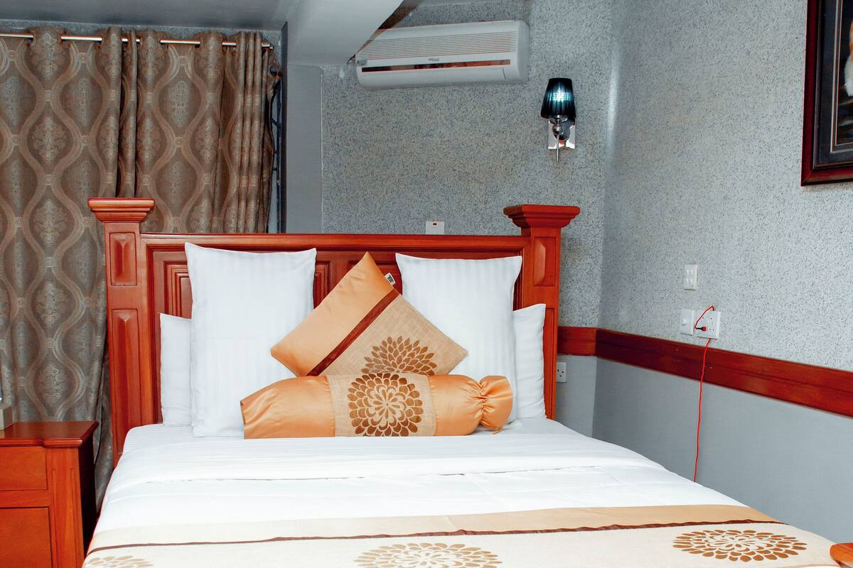 Bar mini, peti besi dalam bilik, meja, langsir/tirai gelap terus