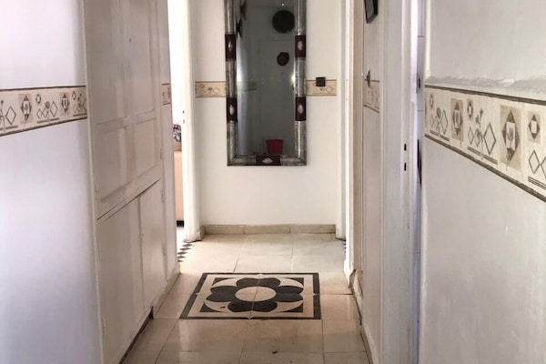 Apartamento, 2 quartos | Área de estar | TV de tela plana 32 polegadas com canais via satélite, TV