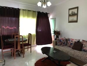 Apartamento, 2 habitaciones | Sala de estar | Televisión de pantalla plana de 32 pulgadas con canales por satélite