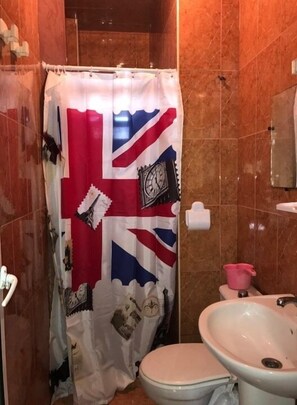 Apartment, 2 Bedrooms | Bathroom | Shower, rainfall showerhead, towels, soap - Appart Loubnan (Agadir)