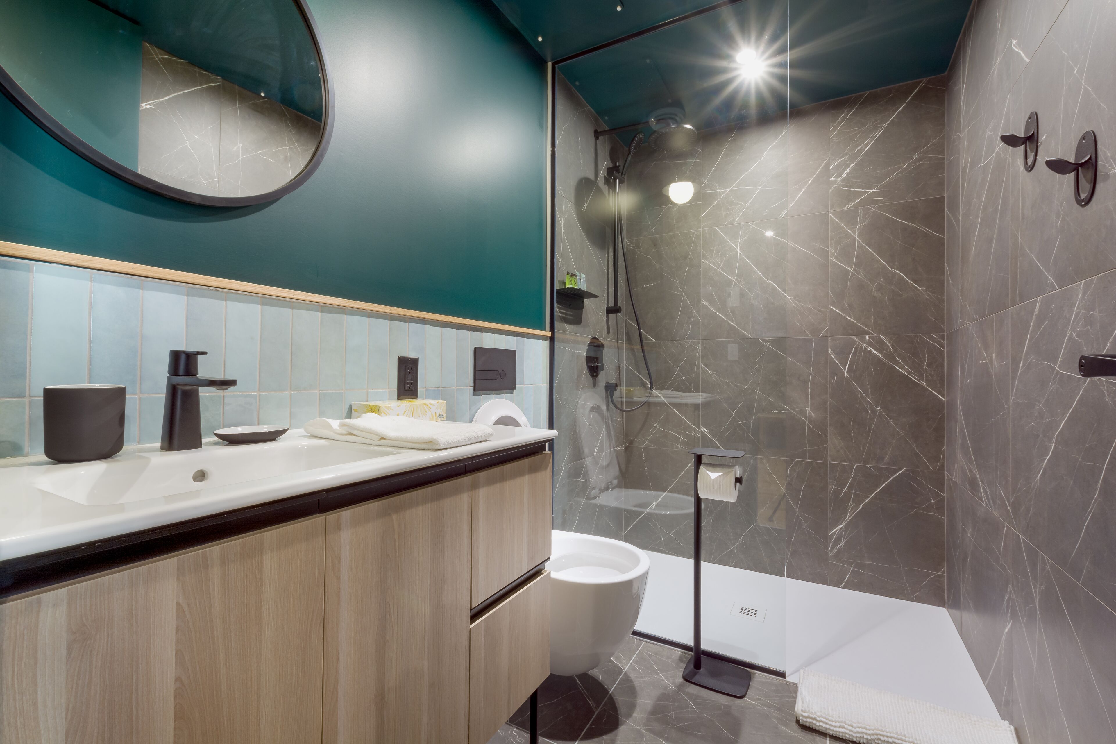 Appartement, 1 slaapkamer (D204) | Badkamer | Een douche, een regendouche, gratis toiletartikelen, een haardroger