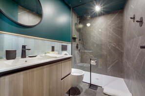 Loft - 1 queen bed and bunkbeds | Bathroom | Shower, rainfall showerhead, free toiletries, hair dryer - Les Lofts Dorchester - By Les Lofts Vieux-Quebec (Québec City)