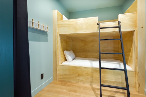 Appartement 2 chambres, lit Queen et lits superposés (LD204) | 1 chambre, fer et planche à repasser, lit parapluie, Wi-Fi gratuit