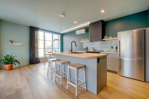 Geladeira, micro-ondas, fogão, cooktop