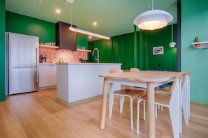 Réfrigérateur, four à micro-ondes, un four, surface de cuisson