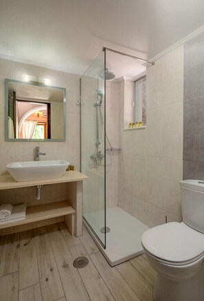 Superior-Bungalow | Badezimmer | Haartrockner, Hausschuhe, Handtücher