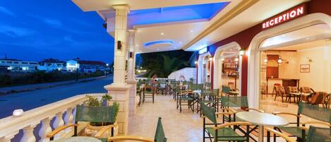 Bar (trong khuôn viên)