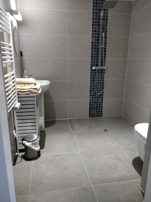 Shower, rainfall showerhead, hair dryer, towels - Alpagas Du Domaine Mael (Saint-Antoine-l'Abbaye)