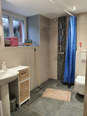 Room Cheptel | Bathroom | Shower, rainfall showerhead, hair dryer, towels - Alpagas Du Domaine Mael (Saint-Antoine-l'Abbaye)
