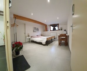 Room Suri | 1 bedroom, individually decorated, individually furnished