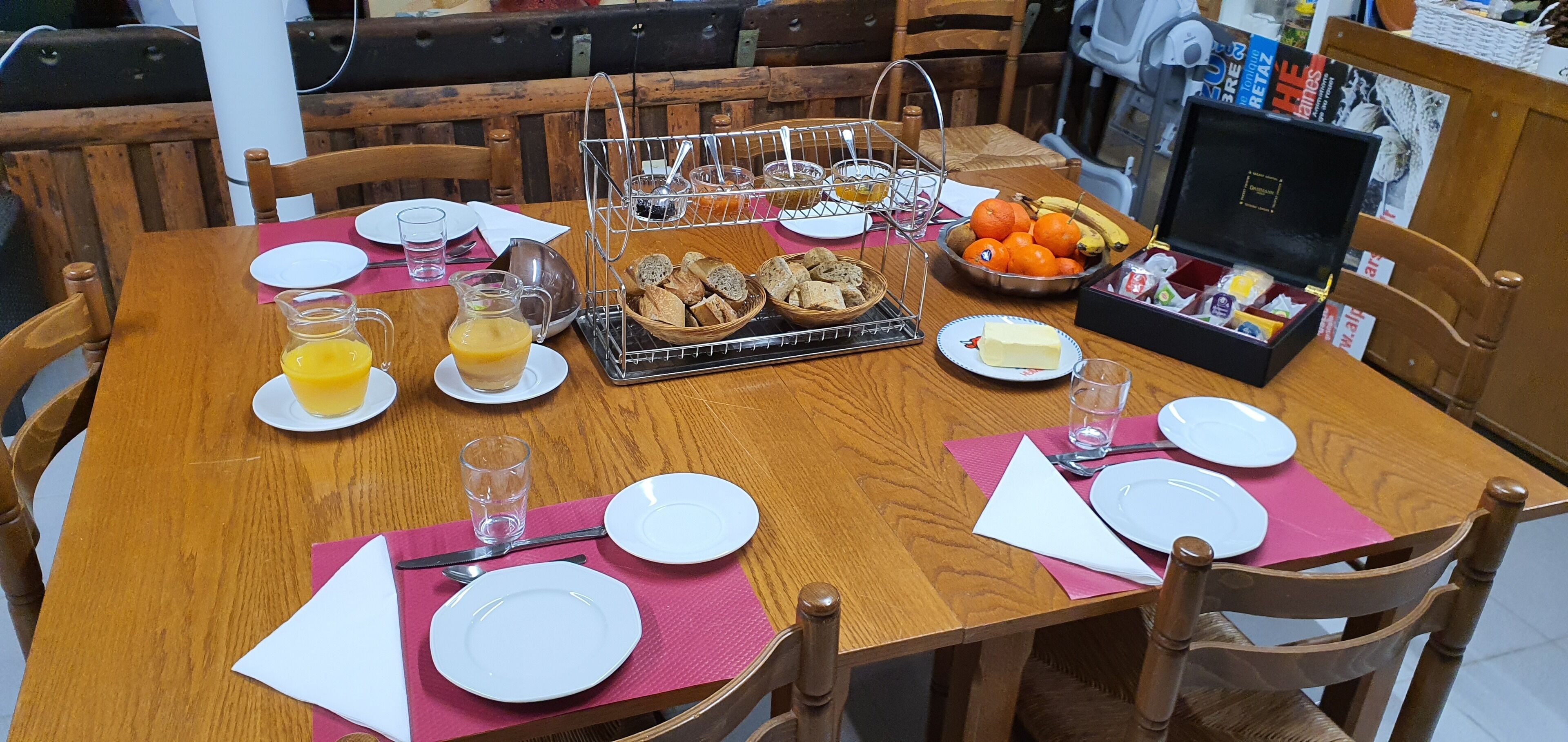 Bao gồm bữa sáng tự phục vụ hàng ngày 