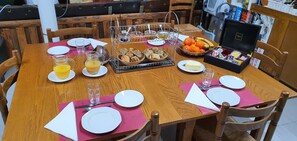 Petit déjeuner en libre-service compris tous les jours