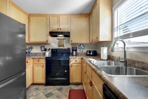 Een koelkast, een microgolfoven, een oven, een kookplaat