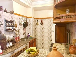 Lägenhet - 1 sovrum | Eget kök | Stort kylskåp, spishäll och grytor/köksredskap