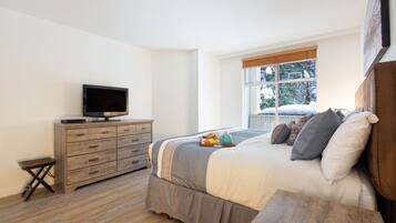 2 bedrooms, desk, iron/ironing board, WiFi