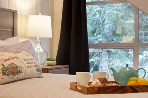 2 bedrooms, desk, iron/ironing board, WiFi
