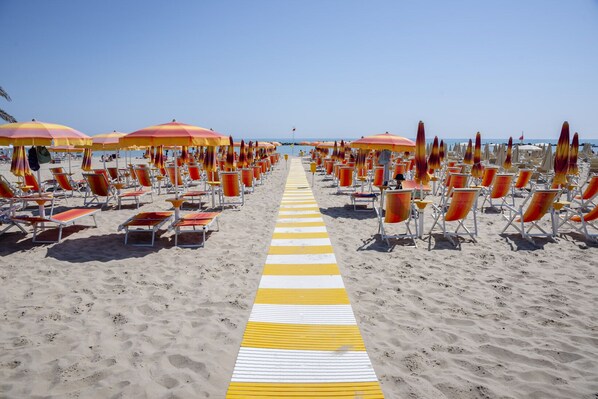 En privat strand, parasoller, strandbarer