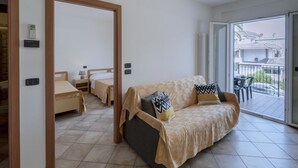 Departamento, 1 habitación | Área de sala de estar | Televisión de pantalla plana 