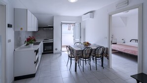 Condo, 2 habitaciones | Cocina privada | Refrigerador con congelador, parrilla de estufa y periquera 