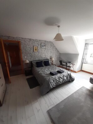 Chambre Double Familiale, salle de bains attenante | Espace de travail pour ordinateur portable, rideaux occultants