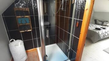 Family Double Room, Ensuite | Bathroom | Combined shower/tub, towels, soap, shampoo