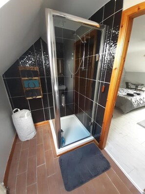 Doppia familiare, bagno in camera | Bagno | Combinazione doccia/vasca, asciugamani, sapone, shampoo
