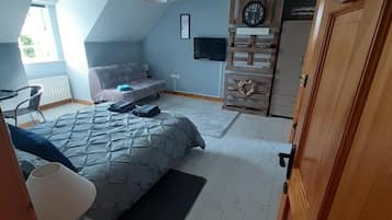Family Double Room, Ensuite | Laptop workspace, blackout drapes, iron/ironing board, free WiFi