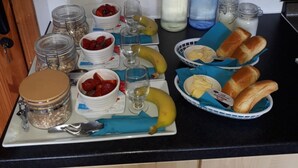 Vannkoker, kjøkkenutstyr og spisebord