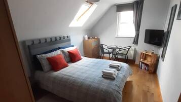 Laptop workspace, blackout drapes, iron/ironing board, free WiFi