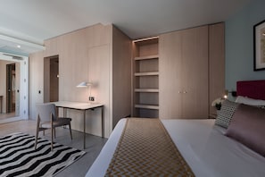 Habitación Deluxe con 1 cama doble o 2 individuales, balcón | Minibar, caja fuerte, decoración individual y escritorio