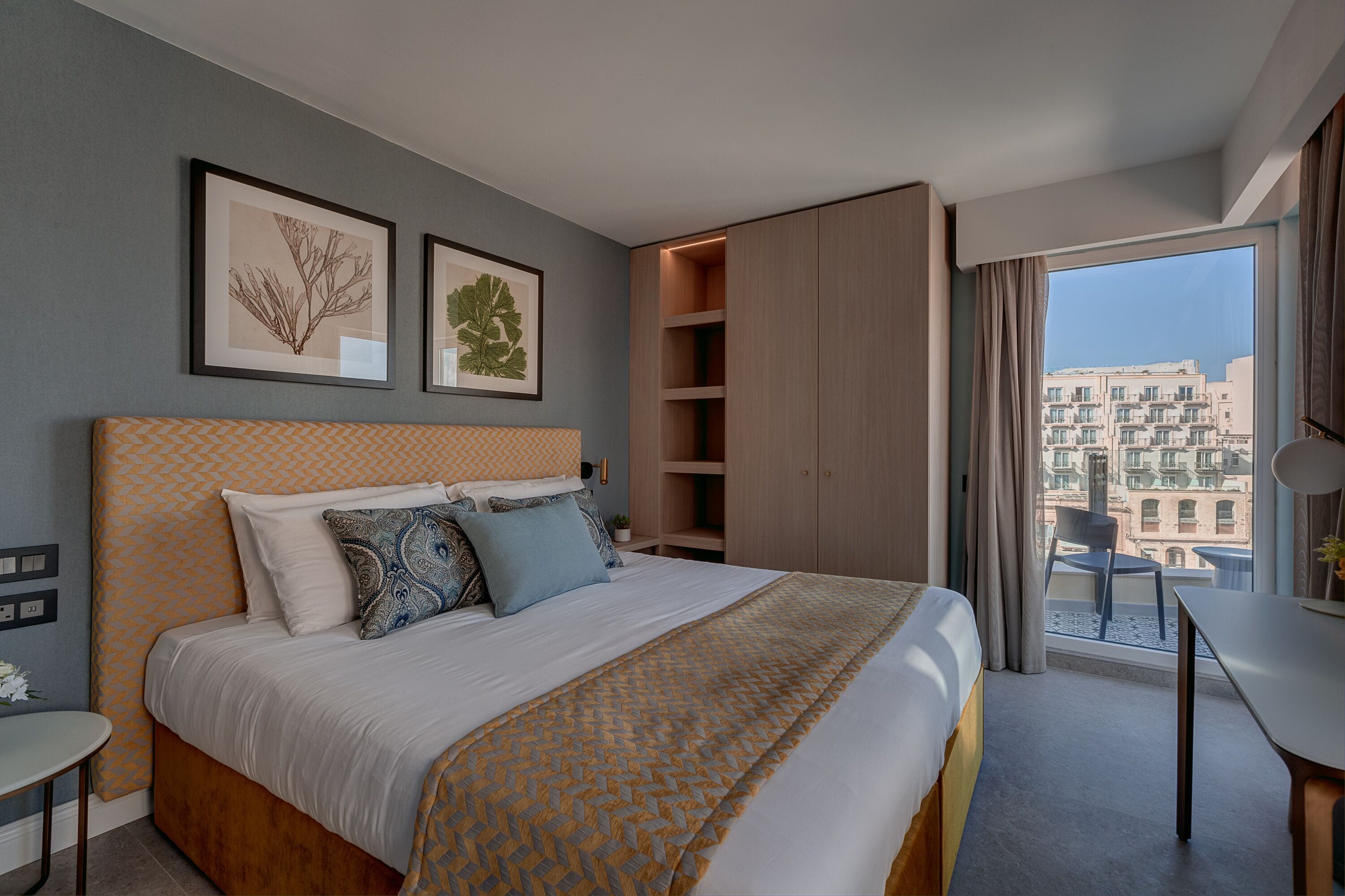deluxe double or twin room, balcony | 1 bedroom, minibar, in-room safe, individually decorated
