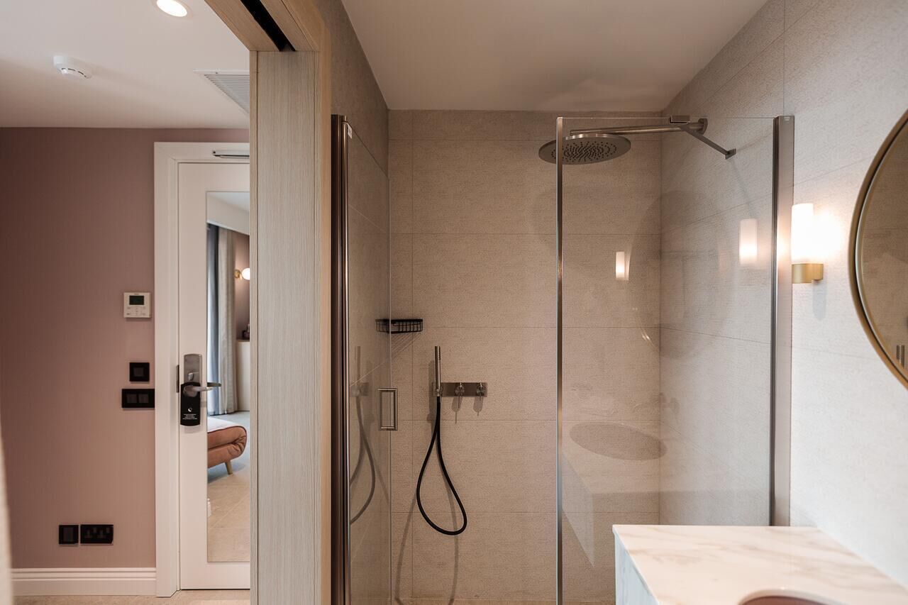 deluxe double or twin room, balcony | bathroom | shower, rainfall showerhead, designer toiletries, hair dryer