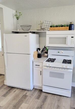 Refrigerador, microondas, horno y parrilla de estufa 