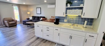 Spacious 1 BR 1 BA Guest House • Walk to St Als Hospital + 10 mins to DT