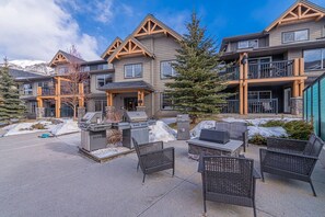 Outdoor dining - Mountain View Escape – Copperstone 2BR + Hot Tub (Bighorn No. 8)
