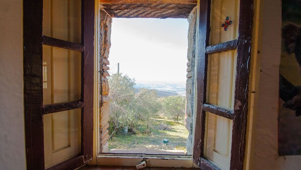 An open wooden door with a view of a garden and distant mountains. - Secluded location and absolute tranquility in Tuscany (Monticello Amiata)