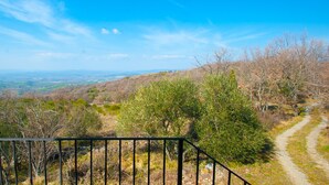 A scenic overlook with a clear view of distant hills and a dirt path. - Secluded location and absolute tranquility in Tuscany (Monticello Amiata)