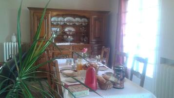 Daily continental breakfast (EUR 6 per person)