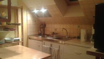 Double Room | Shared kitchen | Coffee/tea maker, electric kettle