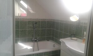 Double Room | Bathroom | Bathtub, free toiletries, hair dryer, towels