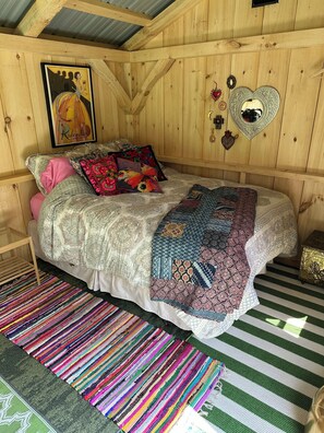 2 bedrooms, desk, iron/ironing board, free WiFi - The Sailing Gypsy & Bunkie Summer Weeks Sat to Sat (Port Elgin)