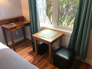 Bureau, fer et planche à repasser, Wi-Fi, draps fournis