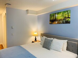 Iron/ironing board, WiFi, bed sheets - WindTower Resort @ Cozy Hotel Room (Canmore)