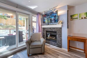 TV, fireplace, Netflix, DVD player - Anniversary & Honeymoon Suite Kitchen/King Bed/AC (Canmore)