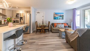 Un appartement moderne comprenant une cuisine, un coin repas et un salon.