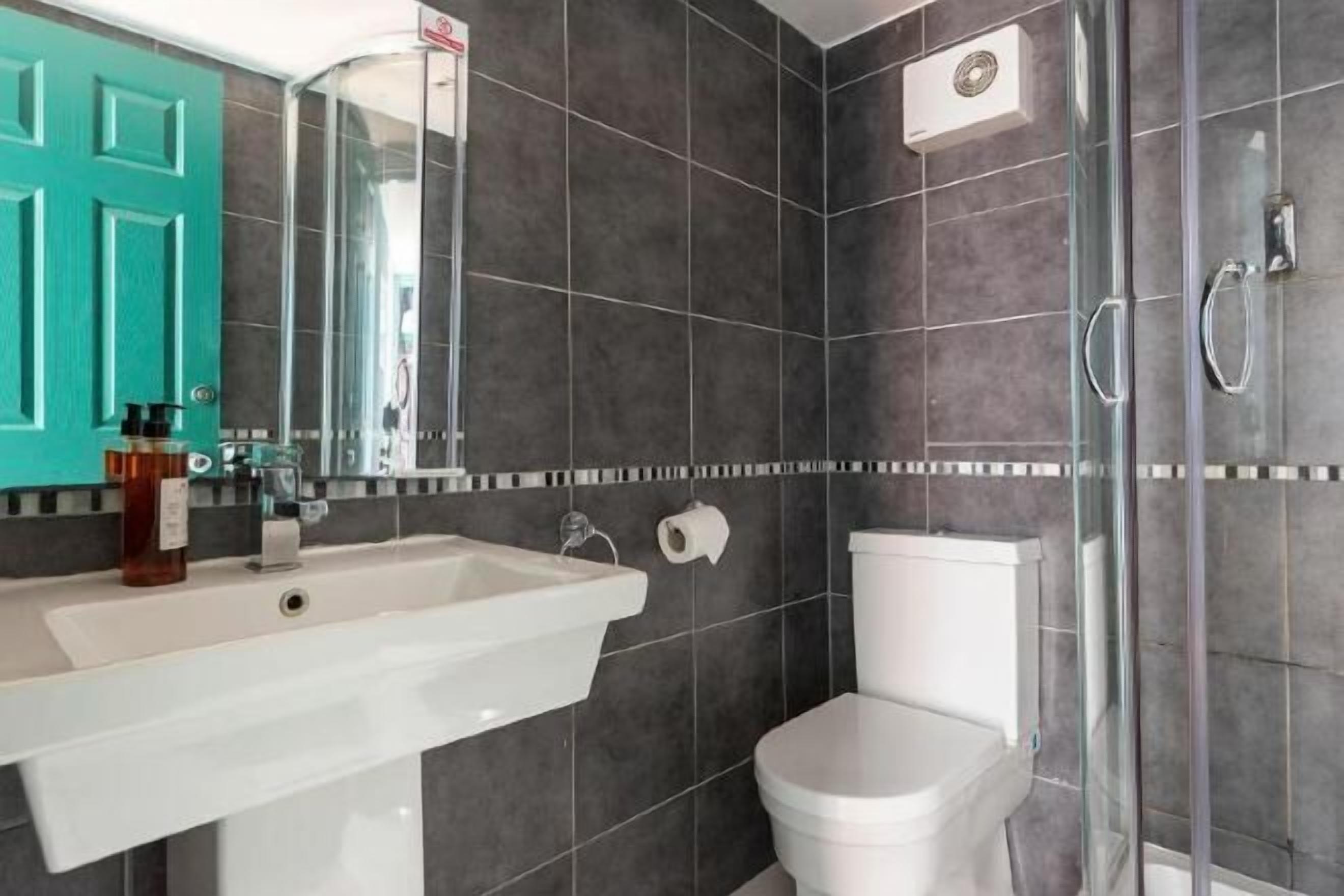 Shower, rainfall showerhead, free toiletries, towels