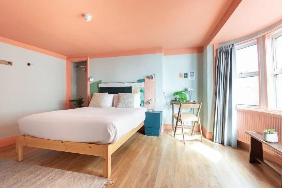 WiFi (free), bed sheets
