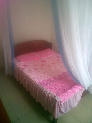 Standardrum | Mörkläggningsgardiner, gratis wi-fi och sängkläder