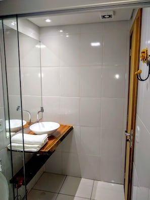 Dusche, kostenlose Toilettenartikel, Handtücher